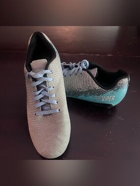 DSG Youth Soccer Cleats Sz 4 “Speed Viper” Light Gray and Teal Great Condition!